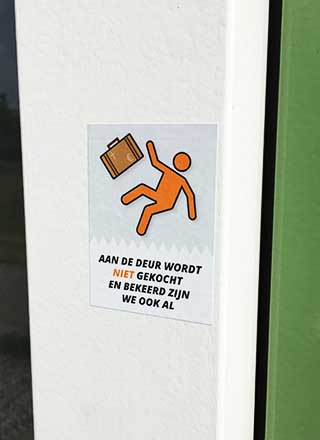 Aan de deur wordt niet gekocht en bekeerd zijn we ook al sticker weergave 3