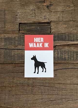 Hier waak ik beveiliging sticker rood zwart weergave 2