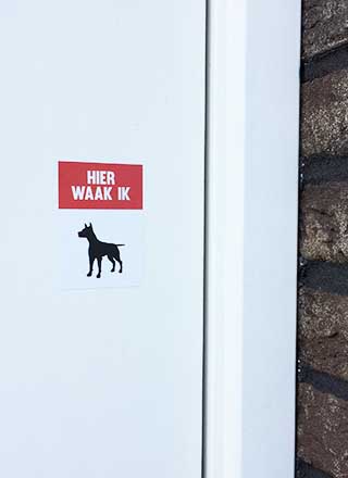 Hier waak ik beveiliging sticker rood zwart weergave 3