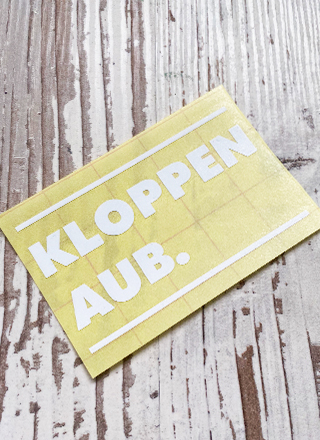 Kloppen AUB Raamsticker dikke letters weergave 2